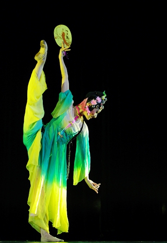 古典<em>女子独舞</em>芳春行<em>舞蹈</em>服装设计